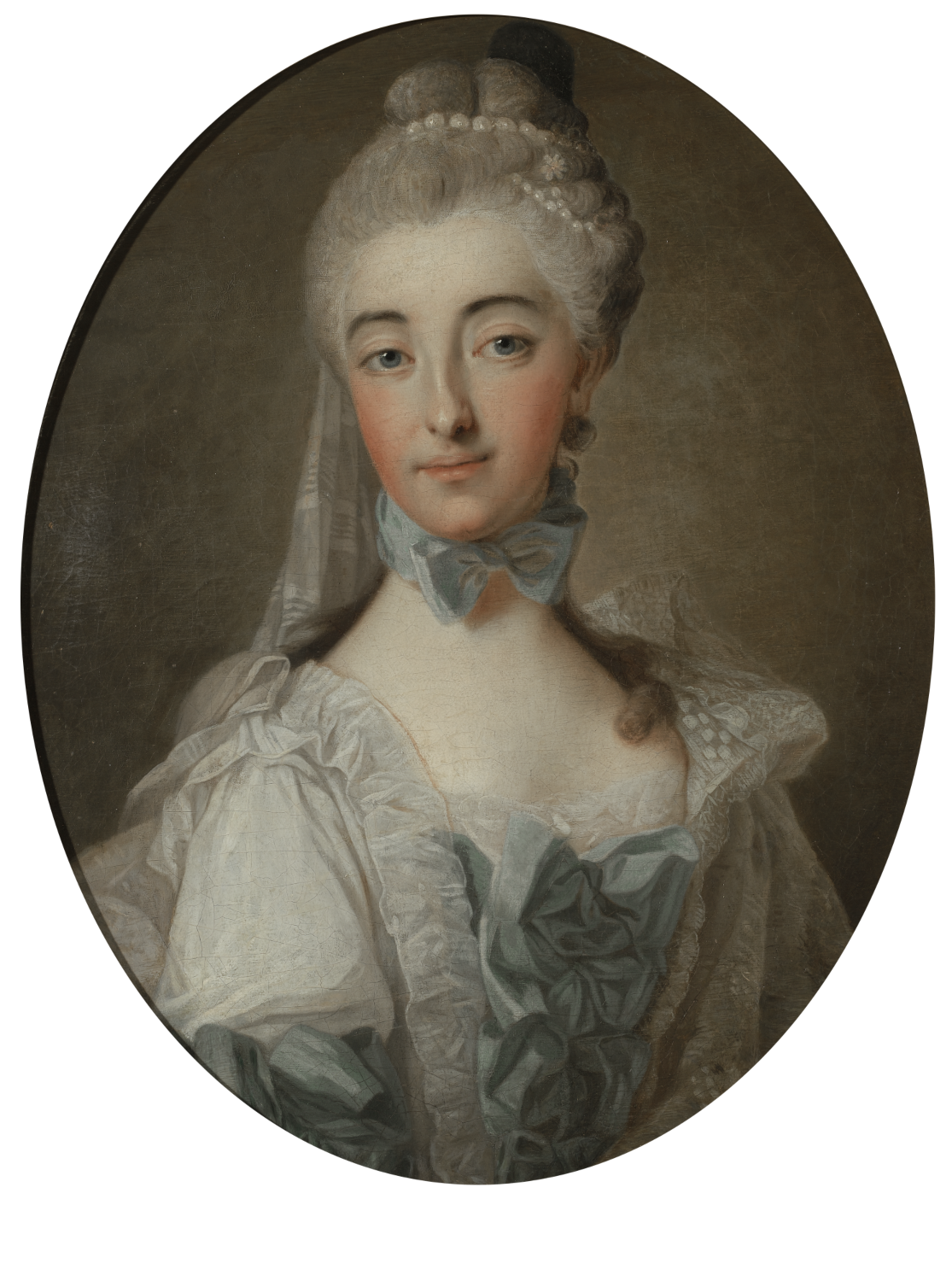 Portret olejny młodej, pięknej kobiety ujęty w owalną ramę. Kobieta ubrana jest w jasno błękitną suknię, pod szyją ma zawiązaną błękitną kokardę. Jej twarz jest zaróżowiona. Ma melancholijne spojrzenie. Włosy upięte do tyłu, ozdobione perłami. Za włosami zwisa welon. Jest to portret Izabeli Lubomirskiej.