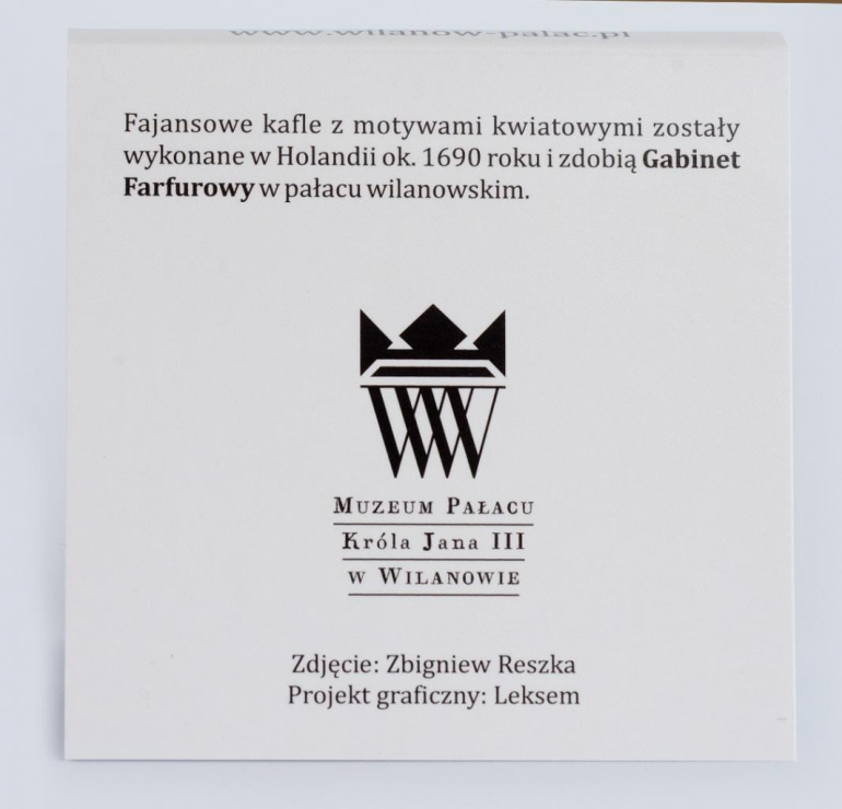 Kartka z tekstem i logotypem Muzeum Pałacu Króla Jana III w Wilanowie. 