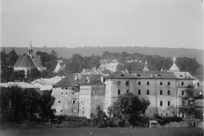 Archiwalna fotografia czarno biała. Przedstawia Zamek Sieniawskich w Brzeżanach na tle pejzażu. 