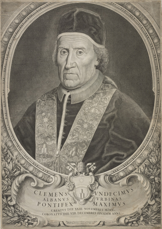 Stara rycina. Przedstawia portret duchownego. Mężczyzna w podeszłym wieku, z dostojnym wyrazem twarzy. Portret ujęty jest w owalną ramę. Pod portretem herb, oraz napis w kartuszu. Naokoło wici roślinne. Jest to portret Klemensa XI. 