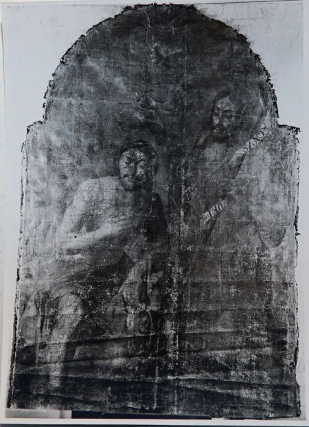 Czarno-białe zdjęcie ukazujące stare płótno a na nim - jak się możemy domyślać – namalowana jest scena chrztu Jezusa w Jordanie. Po prawej stronie stoi Jan Chrzciciel, po lewej stronie klęczy Jezus. Obraz zniszczony, nie widać szczegółów. Jest to „Chrzest Chrystusa” z kościoła w Bychawie. 